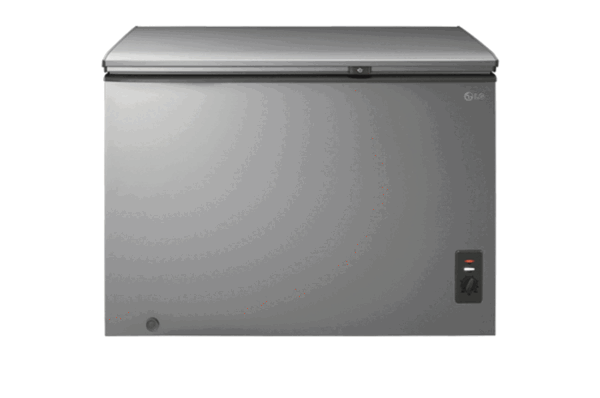 Congélateur coffre 450L  GR K45DSLBC Fonctionnement sans stabilisateur : Son compresseur intègre la protection Stabilizer Free Plus. Il encaisse en toute sécurité les fortes fluctuations de tension électrique sur une plage très large allant de 135 V à 290 V