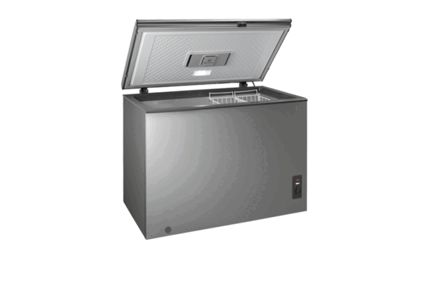 Congélateur coffre 450L  GR K45DSLBC Fonctionnement sans stabilisateur : Son compresseur intègre la protection Stabilizer Free Plus. Il encaisse en toute sécurité les fortes fluctuations de tension électrique sur une plage très large allant de 135 V à 290 V
