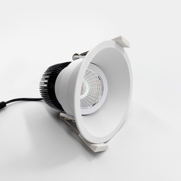 DYNA GIMBLE 15W WHITE LED DOWNIGHT | MODERN Alimentation déportée : Livré avec son transformateur (Driver LED spécial) électronique externe assurant une protection efficace contre les micro-coupures et les variations de tension électrique