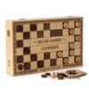 JEU DE DAMES  MASTER SENIOR Grand Format (XL) : Le plateau mesure généralement 40 x 40 x 3 cm, ce qui offre une visibilité accrue. Matériau Noble : L'ensemble est fabriqué en bois certifié (souvent du hêtre ou du bouleau), assurant une longévité supérieure aux versions en plastique.