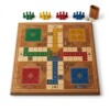 JEU DE LUDO  GEANT Inclusivité : La taille des pièces facilite la manipulation pour les jeunes enfants et les seniors. Activité Physique : Jouer sur un tapis de 3x3 mètres demande aux participants de se déplacer physiquement sur le "plateau".