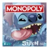 Jeu de société  Hasbro Spanish Disney Le concept : Le plateau de jeu classique est remplacé par des activités de plage et des lieux issus de l'univers de Lilo & Stitch. Les pions : Comprend 4 pions exclusifs représentant Stitch dans différentes postures amusantes et colorées.