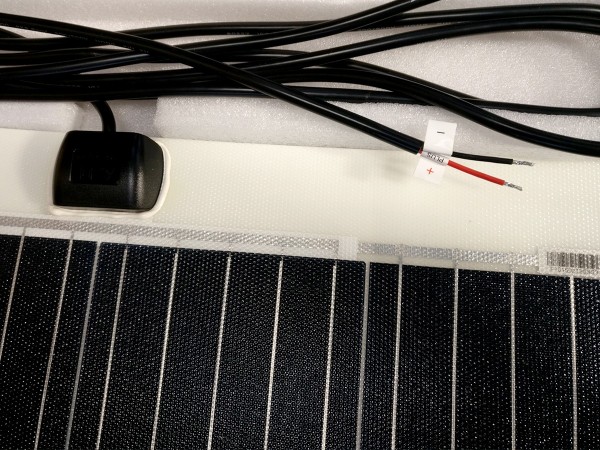 PANNEAU SOLAIRE SOUPLE 220W Poids plume : Entre 3,5 kg et 5,5 kg, soit environ 70 % de moins qu'un panneau rigide classique. Ultra-fin : Épaisseur de seulement 2 à 3 mm.