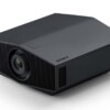 Projecteur 4K laser VPL-XW5000ES de Sony  Technologie SXRD 4K Native : Projette une résolution réelle de 3840 x 2160 pixels via trois panneaux SXRD de 0,61 pouce, éliminant tout effet de grille. Source Lumineuse Laser : Diode laser Z-Phosphor de 2 000 lumens assurant une luminosité constante et une longévité de 20 000 heures sans entretien.