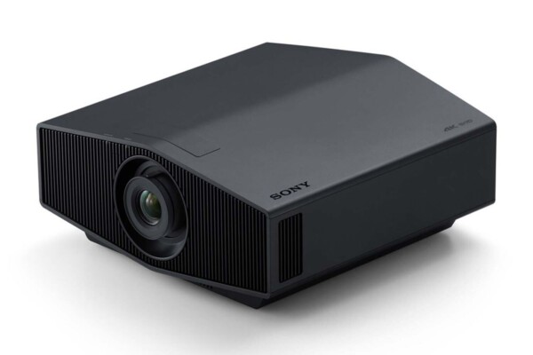 Projecteur 4K laser VPL-XW5000ES de Sony  Technologie SXRD 4K Native : Projette une résolution réelle de 3840 x 2160 pixels via trois panneaux SXRD de 0,61 pouce, éliminant tout effet de grille. Source Lumineuse Laser : Diode laser Z-Phosphor de 2 000 lumens assurant une luminosité constante et une longévité de 20 000 heures sans entretien.