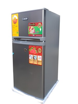 RÉFRIGÉRATEUR NEON 54 L Configuration unique : Double porte (le congélateur possède son propre battant au-dessus du réfrigérateur), ce qui évite la perte de froid par rapport aux minibars classiques à une seule porte. Répartition des volumes (Capacité nette 53L) :  Volume Réfrigérateur : 35 Litres pour vos boissons et aliments frais.