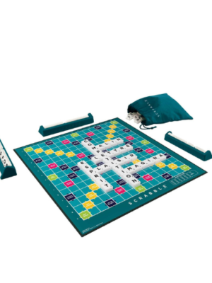 Scrabble  Mattel Côté Face (Classique) : Les règles traditionnelles où l'on gagne en optimisant ses points grâce aux cases « Mot Compte Triple » ou « Lettre Compte Double ».