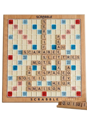 JEU DE SCRABBLE EN BOIT VINTAGE Jetons (lettres) : Fabriqués en bois massif, avec les lettres et leur valeur numérique souvent gravées ou estampées. Chevalets : Les supports destinés à cacher les 7 lettres de chaque joueur sont également en bois.