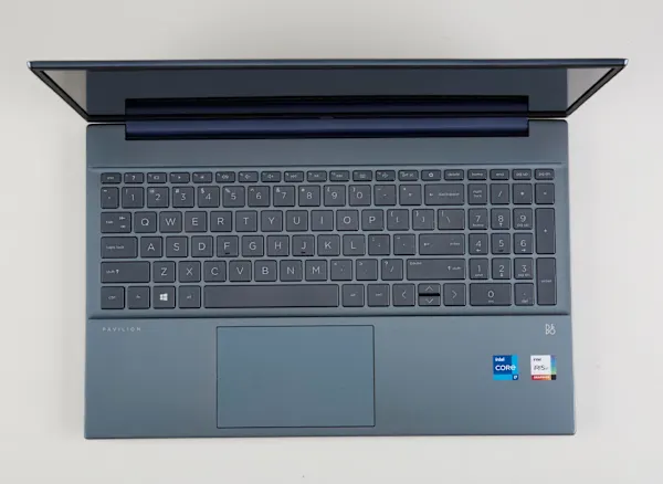 HP Pavillon 15-EG1073cl | RAM 16 GB | stockage 512 GB | Clavier complet rétroéclairé incluant un pavé numérique | alimenté par une batterie Li-ion à 3 cellules de 41 Wh et est livré avec un adaptateur secteur intelligent de 45 W.