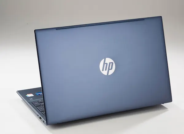 HP Pavillon 15-EG1073cl | RAM 16 GB | stockage 512 GB | Clavier complet rétroéclairé incluant un pavé numérique | alimenté par une batterie Li-ion à 3 cellules de 41 Wh et est livré avec un adaptateur secteur intelligent de 45 W.