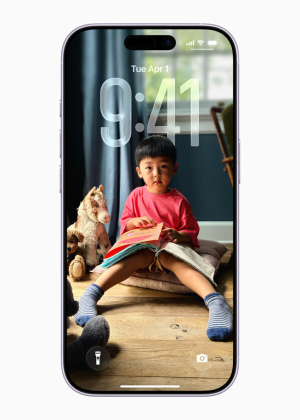 Apple-iPhone-17-Lock-Screen-250909_inline.jpg.large IPhone 17 | RAM 8 GB | Stockage 256 GB | Autonomie & Recharge Sa batterie de 3 692 mAh
